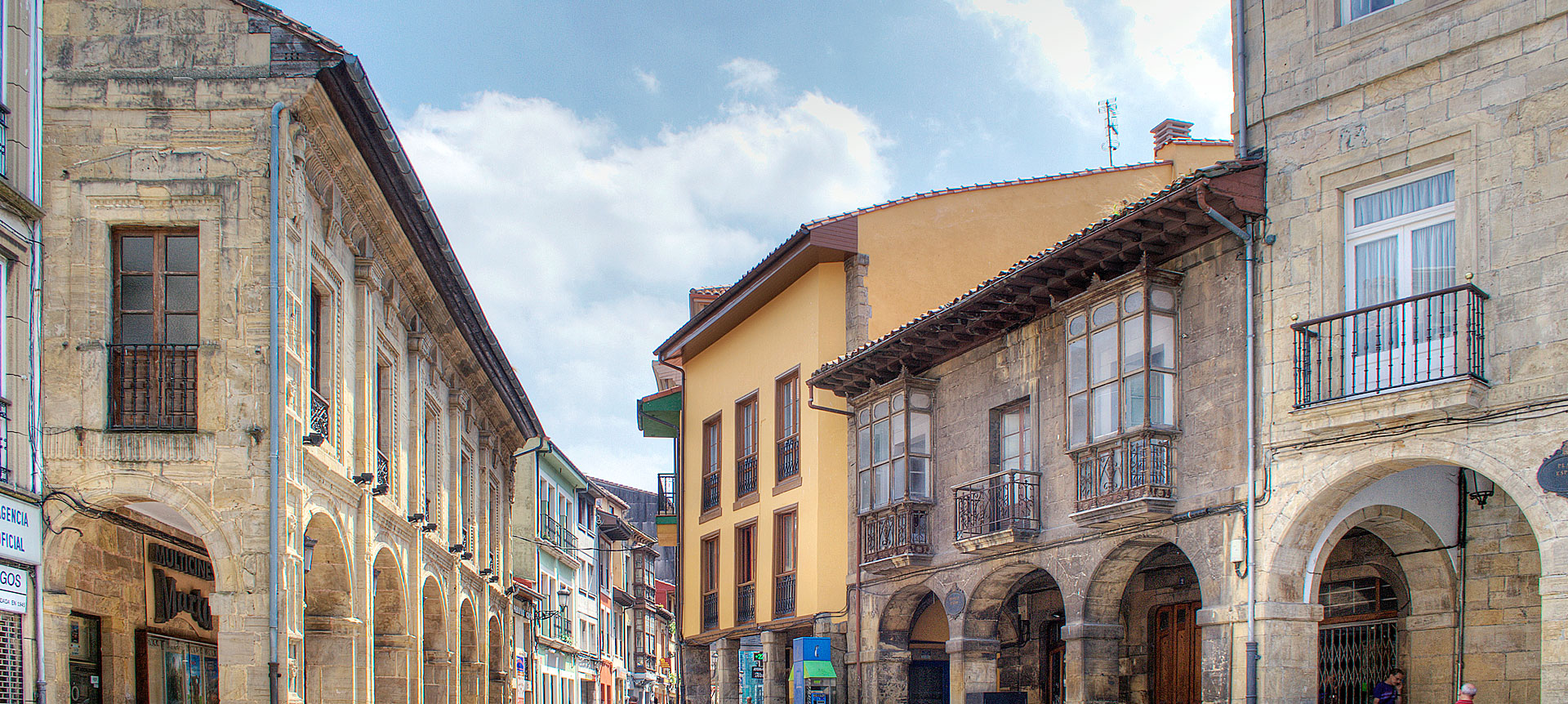 El Encanto de Avilés, apartamento en Asturias, fachada edificio en la Plaza de España
